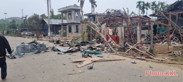 ပုံအညွှန်း-စစ်ကောင်စီက လေကြောင်း တိုက်ခိုက်မှုကြောင့် မေတ္တာမြို့မှာ နေအိမ်များ ပျက်စီးနေပုံ။