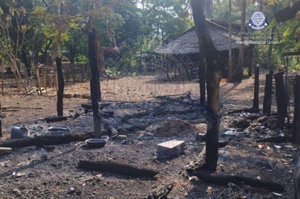 စစ်ကောင်စီ​၏ မီးရှို့မှုကြောင့် ပျက်စီးသွားရသည့် ဒေသခံနေအိမ်များ