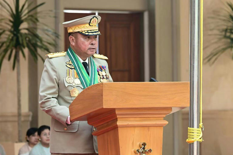 မင်းအောင်လှိုင်၏ ‘မျက်စိနှင့် နား’ – ဗိုလ်ချုပ်ကြီး ရဲဝင်းဦး