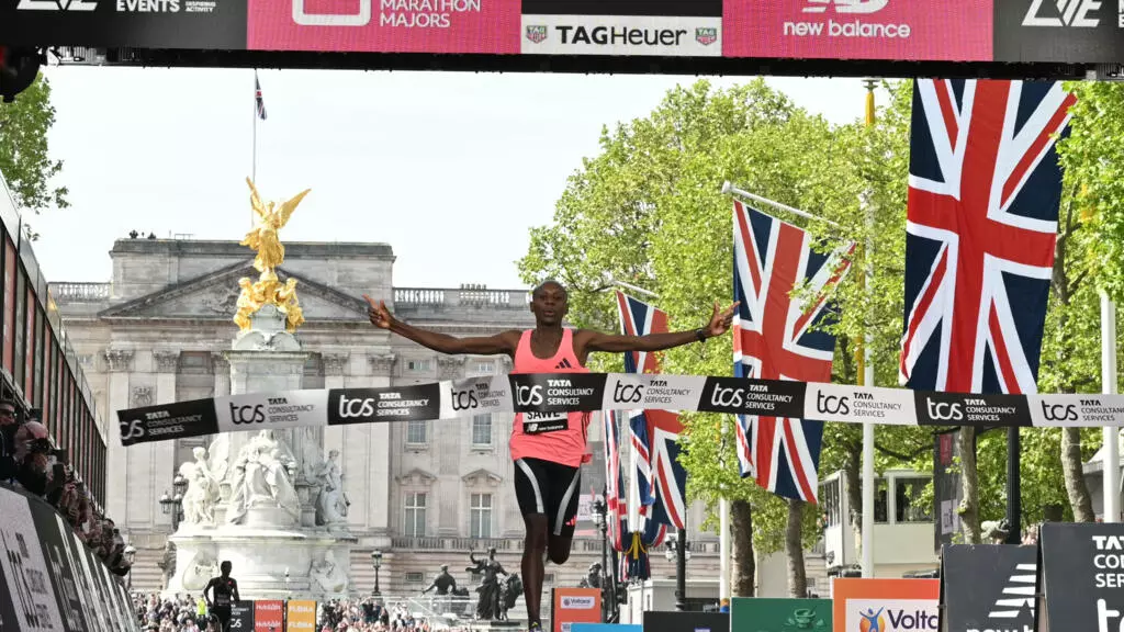 လန်ဒန်မာရသွန်၌ ၂ နာရီအောက်အချိန်ဖြင့် ပထမဆုံး ပန်းဝင်သူအဖြစ် စံချိန်တင်ခဲ့သည့် ကင်ညာအပြေးသမား