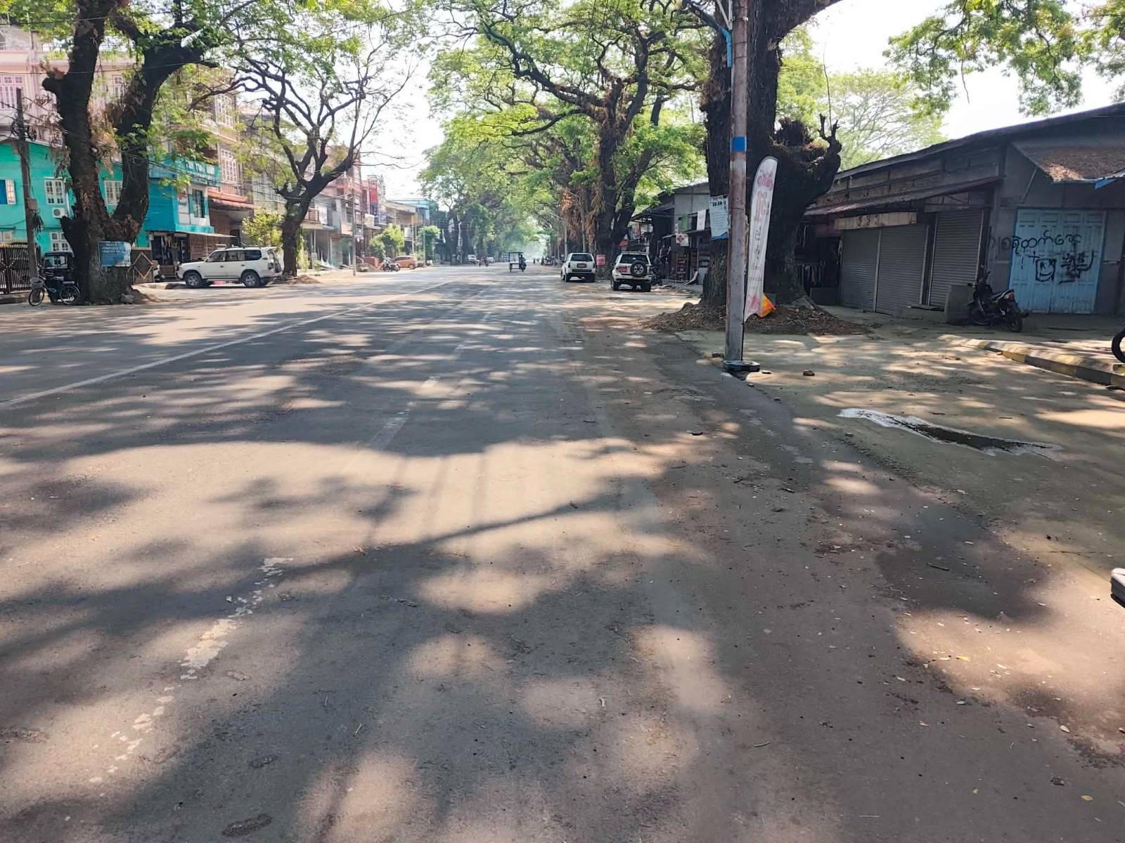 ကလေးမြို့၌ ယာဥ်များ စုံ/မ အလှည့်ကျစနစ် စတင်သည့်နေ့ လမ်းမများပေါ် လူသူကင်းမဲ့