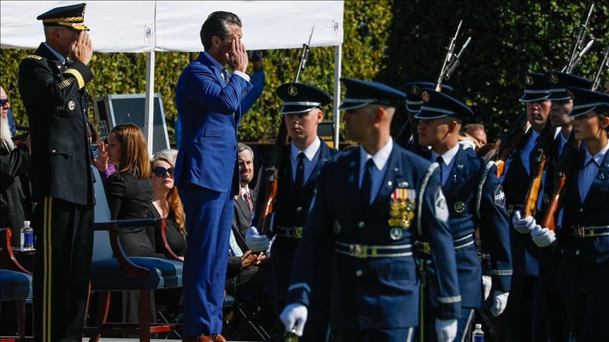 အမေရိကန် စစ်ဦးစီးချုပ်ကို စစ်ဝန်ကြီးက ရာထူးမှ အနားပေး