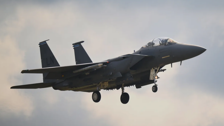 အီရန်တွင် ငရဲမီးတောက်ရန် ၄၈ နာရီသာ လိုတော့ကြောင်း ထရမ့် သတိပေး၊ ပျောက်ဆုံးလေယာဉ်မှူးကို ရှာဖွေမှု အရှိန်မြှင့်