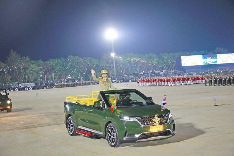 ဝန်ကြီးနေရာ ၃ ပုံ ၂ ပုံတွင် စစ်ဗိုလ်ချုပ်များကို မင်းအောင်လှိုင် နေရာပေး