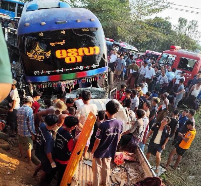 သထုံတွင် ယာဉ်တိုက်မှုကြောင့် သံဃာ ၆ ပါး အပါအဝင် ၁၀ ဦး သေဆုံး