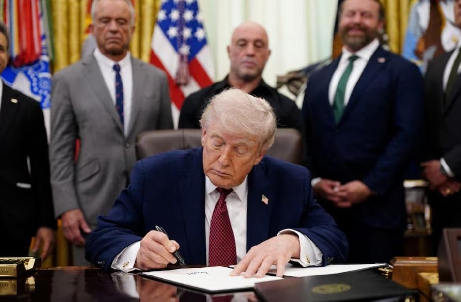 စိတ်အာရုံပြောင်းလဲဆေးအခြေပြု ကုထုံးများ အမြန်အသုံးပြုနိုင်ရေးအမိန့်ကို ထရမ့် လက်မှတ်ရေးထိုး