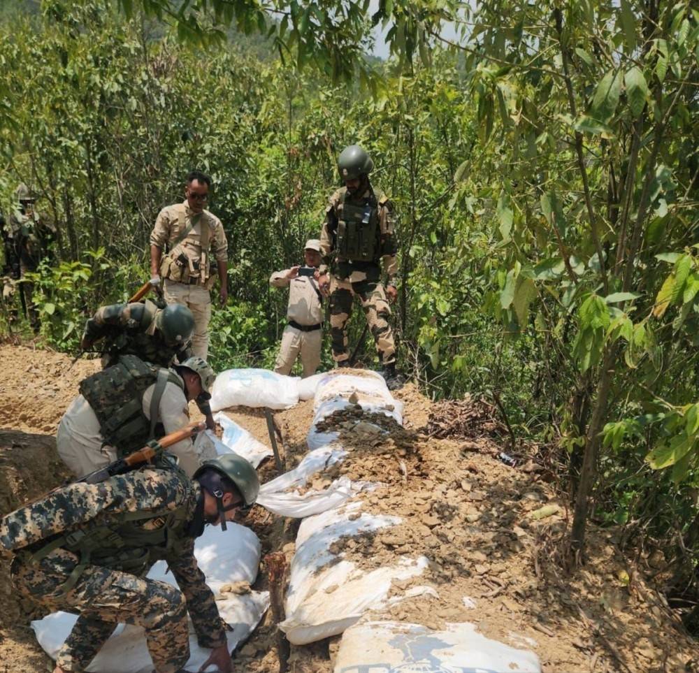 အိန္ဒိယ-မြန်မာနယ်စပ်၌ ခေတ်မီလက်နက်များ သိမ်းဆည်းရမိပြီး တရားမဝင် ဘန်ကာများကို ဖယ်ရှားဟု မဏိပူရ်တာဝန်ရှိသူများ ပြော