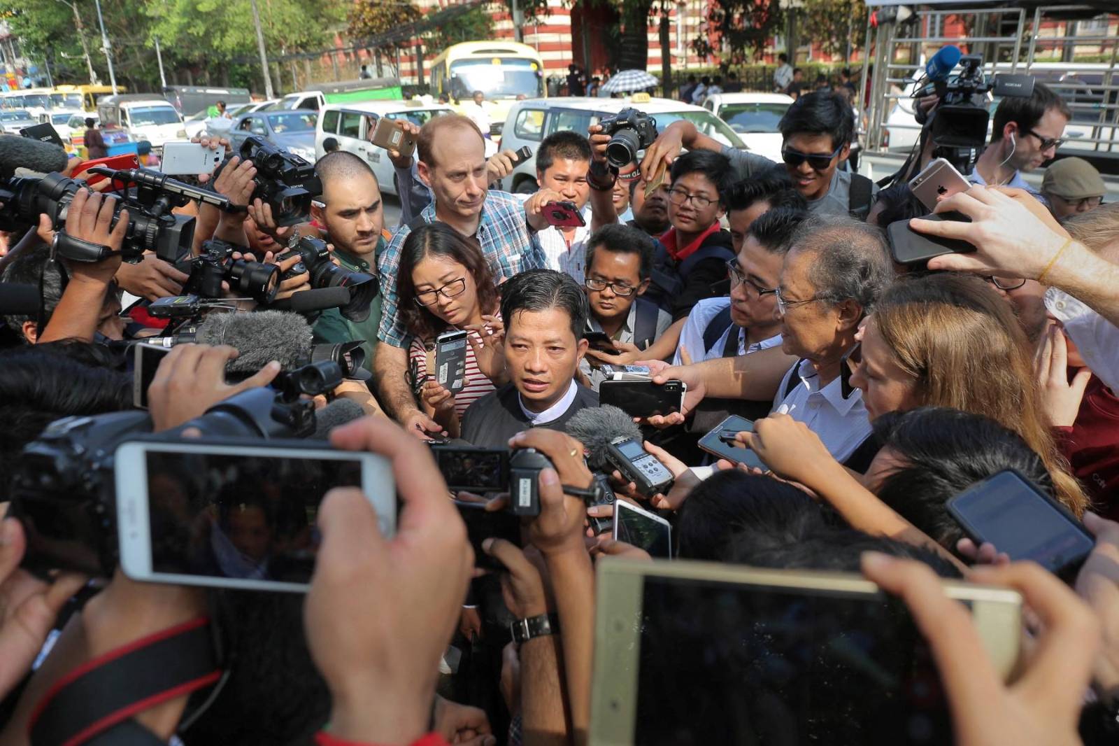 ချင်းသတင်းဌာန ၂ ခု အပါအဝင် မီဒီယာ ၃ ခုကို ထုတ်ဝေခွင့်လိုင်စင် ရုပ်သိမ်း