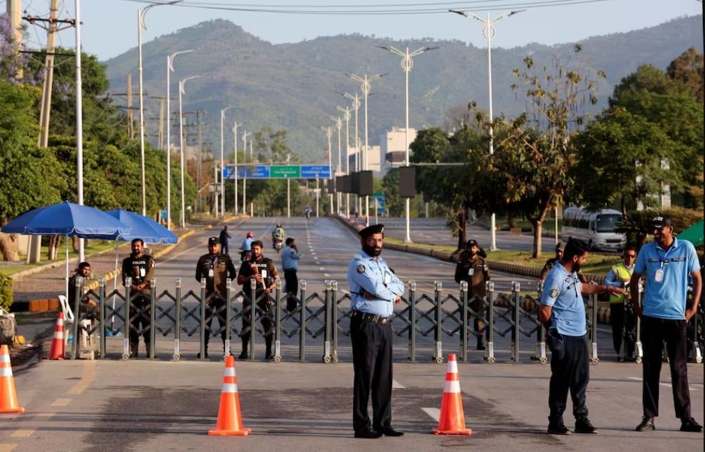 အမေရိကန်ကိုယ်စားလှယ်များ၏ ပါကစ္စတန်ခရီးစဉ် ထရမ့် ပယ်ဖျက်၊ အီရန်စစ် အဆုံးသတ်ရေး မျှော်လင့်ချက် လျော့နည်း
