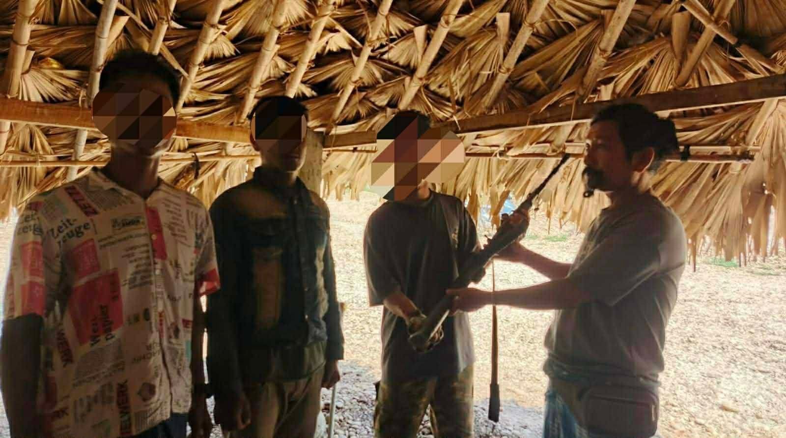 စစ်ကြောင်းထိုးနေသည့် တပ်မ (၃၃) မှ စစ်သား ၅ ဦး လက်နက်ဖြင့် ခိုလှုံ၊ မုံရွာ-ယာကြီးလမ်းတွင် စစ်အုပ်စုတပ် မိုင်းဆွဲခံရ