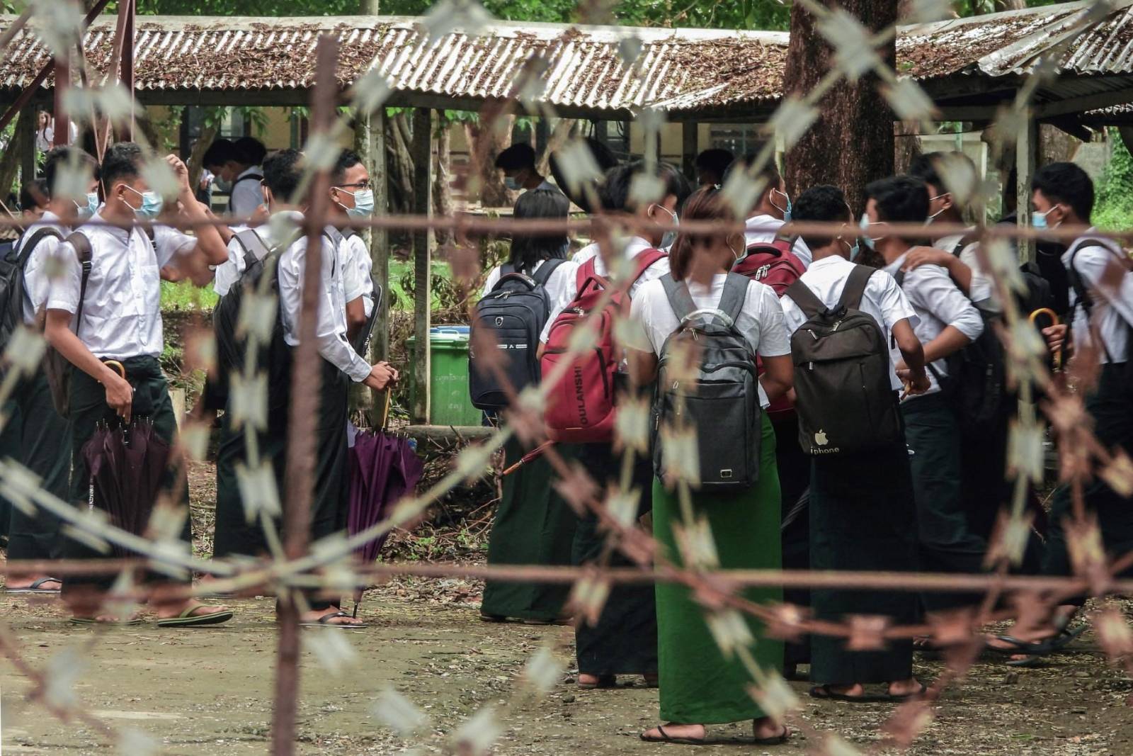 စာသင်ခန်းတွေ ဖြိုချကြ